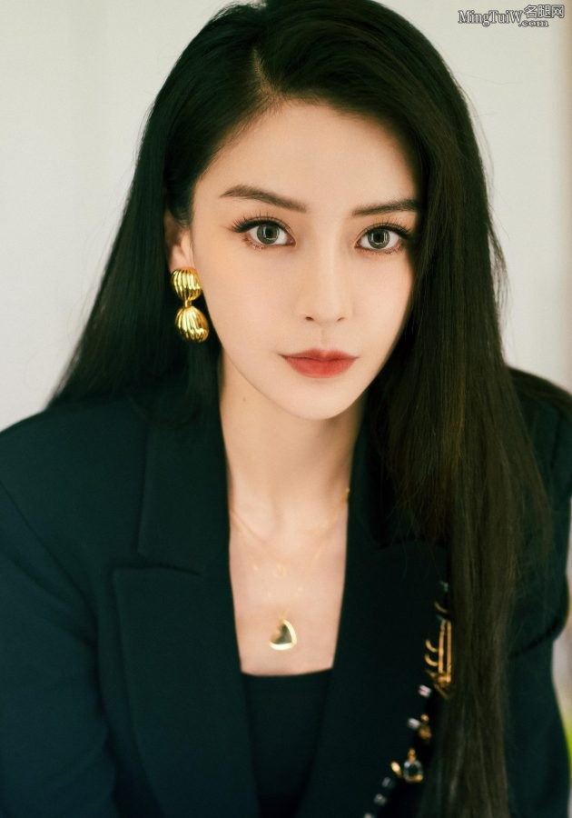 杨颖身穿西装脚踩凉高跟直发美丽双眸女王范儿满满(5/14)