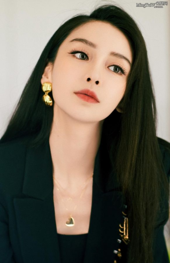 杨颖身穿西装脚踩凉高跟直发美丽双眸女王范儿满满(6/14)