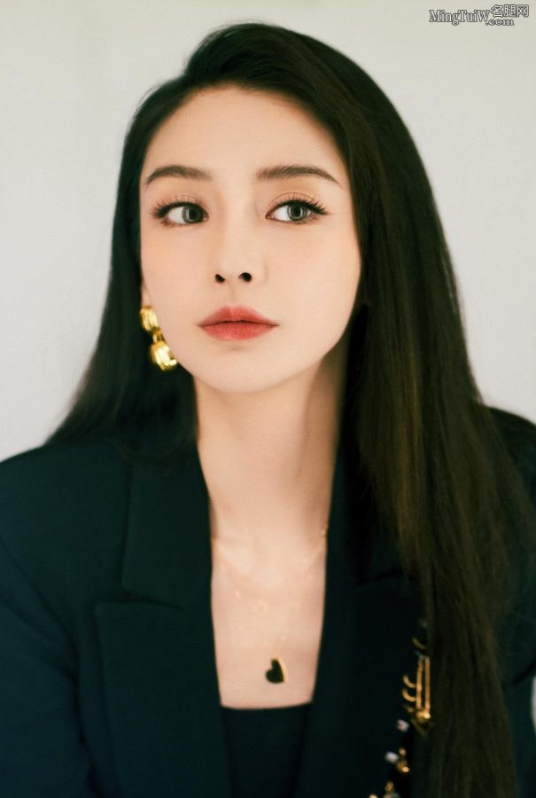 杨颖身穿西装脚踩凉高跟直发美丽双眸女王范儿满满(7/14)