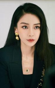 杨颖身穿西装脚踩凉高跟直发美丽双眸女王范儿满满