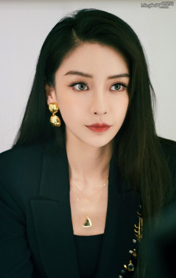 杨颖身穿西装脚踩凉高跟直发美丽双眸女王范儿满满(8/14)