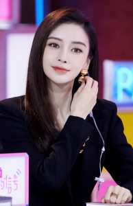 杨颖身穿西装脚踩凉高跟直发美丽双眸女王范儿满满