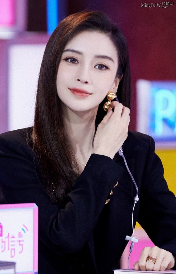Yang Ying is wearing a suit, wearing cool high heels, straight hair, beautiful eyes, and looks like a queen(9/14)