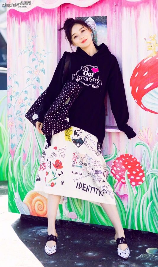 女演员袁姗姗国外拍写真时尚靓丽(2/7)