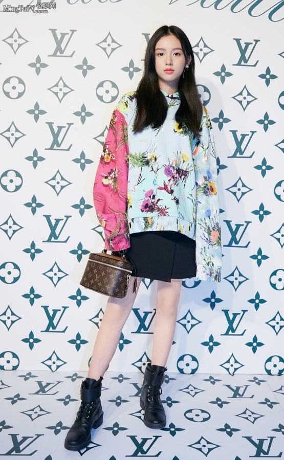 纯净的邻家美女周也玉腿短靴活动图(1/3)