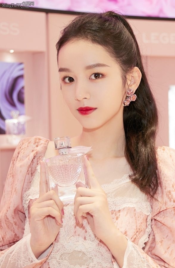 Zhou Yeyu appeared in Lancôme's global flagship store wearing cool high heels(5/6)