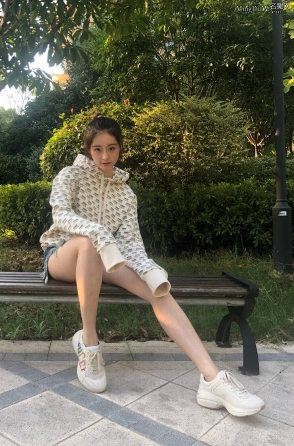 手机拍摄祝绪丹牛仔热裤美大腿(1/7)