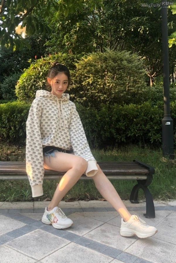 手机拍摄祝绪丹牛仔热裤美大腿(2/7)