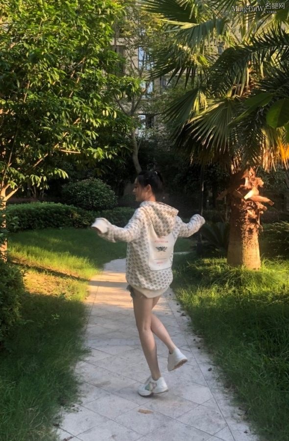 手机拍摄祝绪丹牛仔热裤美大腿(7/7)