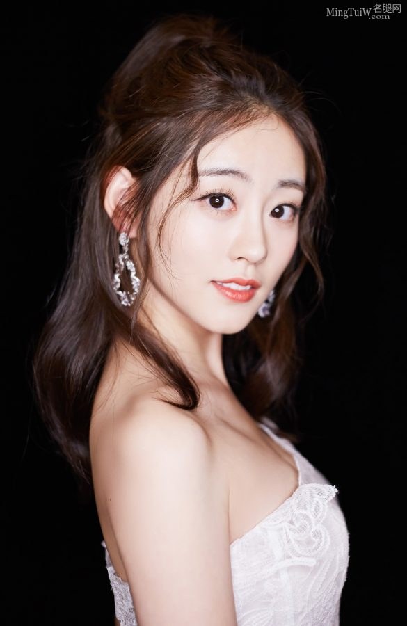 甜甜的美少女祝绪丹玉腿光滑踩银色尖头高跟(2/5)