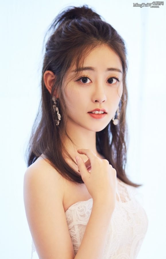 甜甜的美少女祝绪丹玉腿光滑踩银色尖头高跟(4/5)