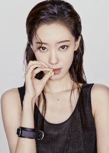 《时尚芭莎》张小斐美腿写真她真的太瘦了