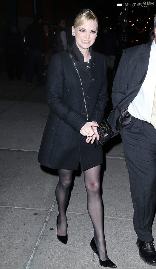 电影演员安娜·法瑞丝Anna Faris腿穿质感黑丝袜外出露出蕾丝袜跟（第5张/共6张）
