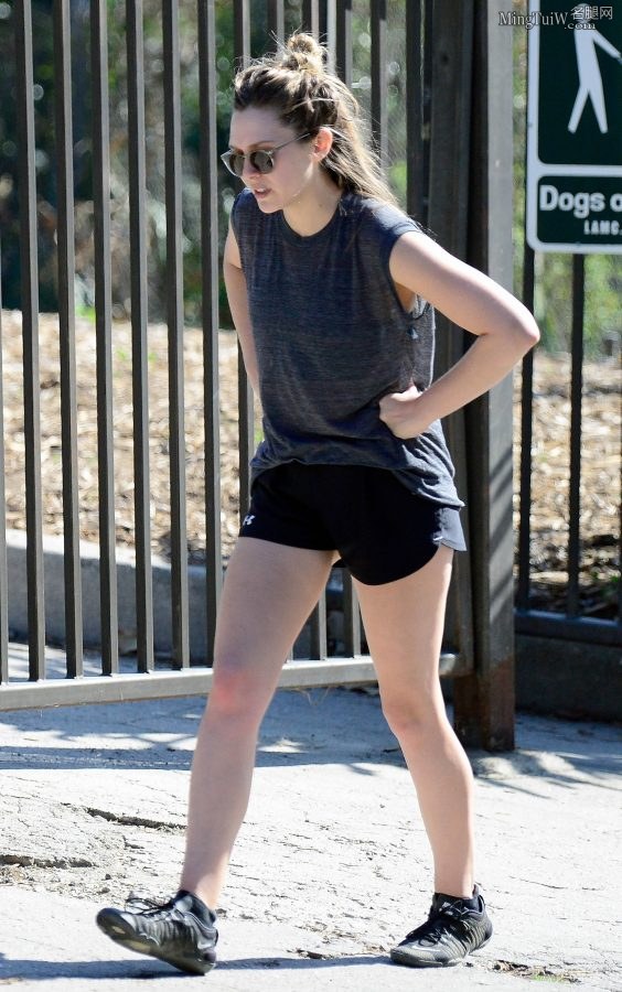 Elizabeth Olsen穿运动短裤外出美腿圆润笔直（第10张/共11张）