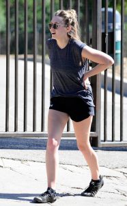 Elizabeth Olsen穿运动短裤外出美腿圆润笔直
