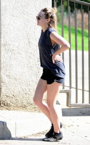 Elizabeth Olsen穿运动短裤外出美腿圆润笔直