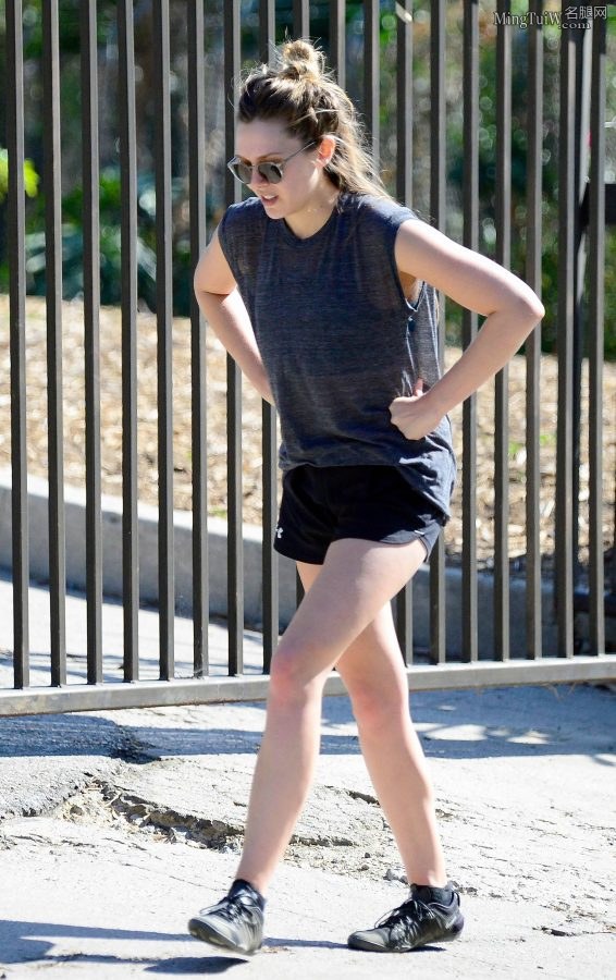 Elizabeth Olsen穿运动短裤外出美腿圆润笔直（第7张/共11张）