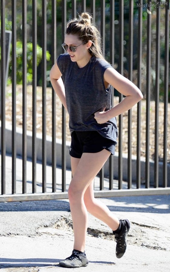 Elizabeth Olsen穿运动短裤外出美腿圆润笔直（第8张/共11张）