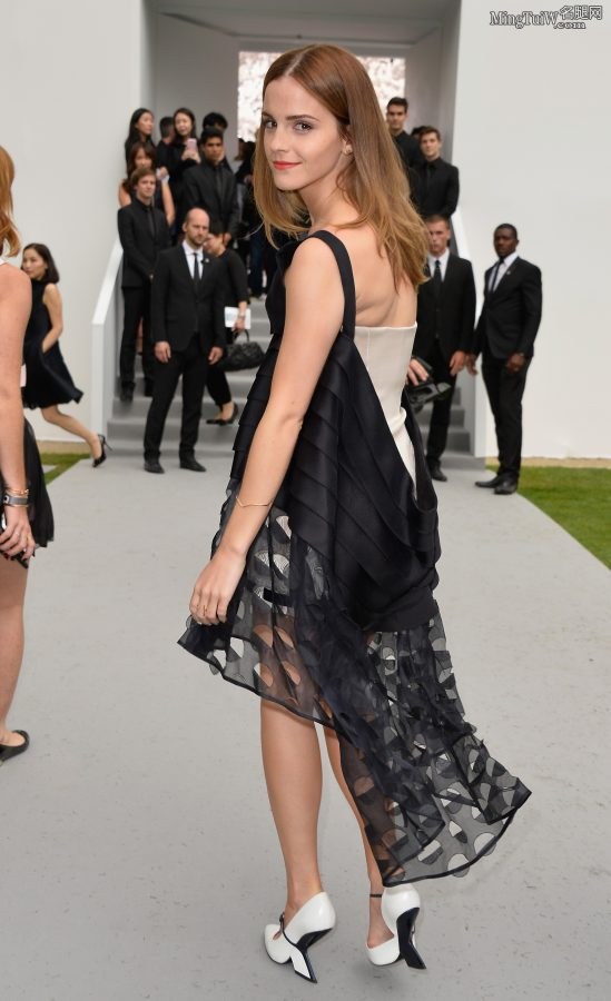 艾玛·沃特森Emma Watson玉腿穿尖头高跟这鞋跟真个性（第7张/共16张）