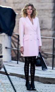 知名女星朱莉娅·罗伯茨Julia Roberts穿粉色西装美腿穿花纹丝袜