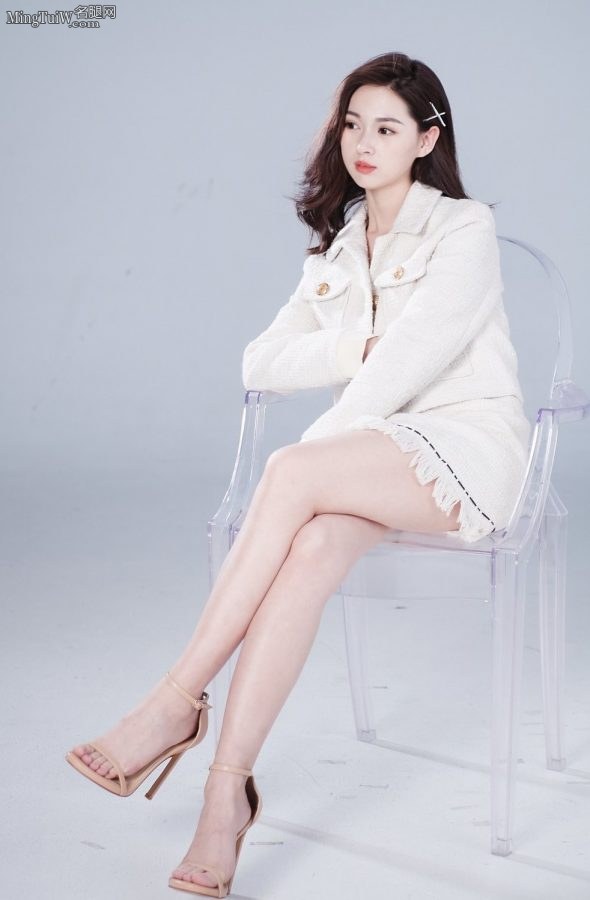 女歌手阿悠悠翘二郎腿美腿写真(1/1)