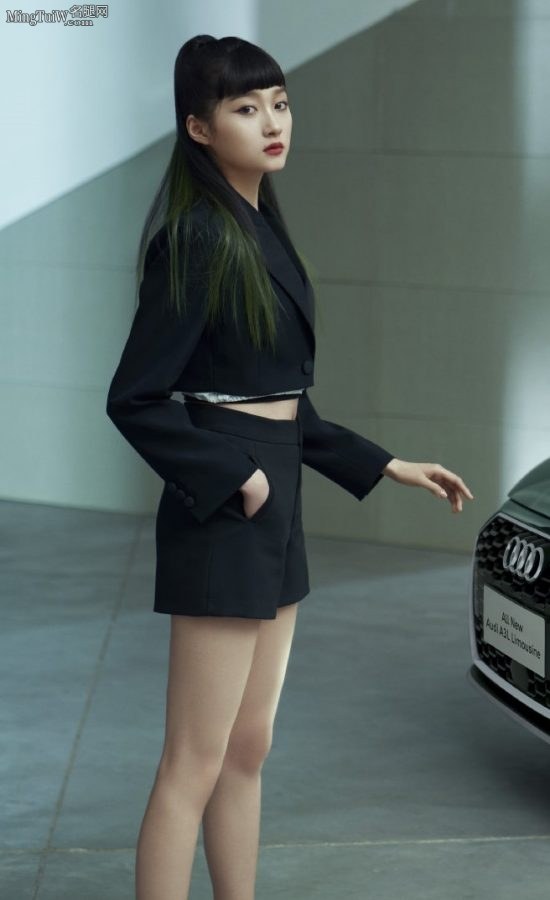 美腿女明星关晓彤代言奥迪A3轿车(2/5)