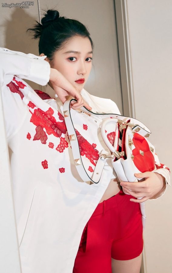 年轻女明星关晓彤傲人的双腿(6/9)