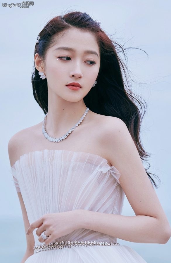 关晓彤光着小脚丫站在海边的岩石上(4/4)