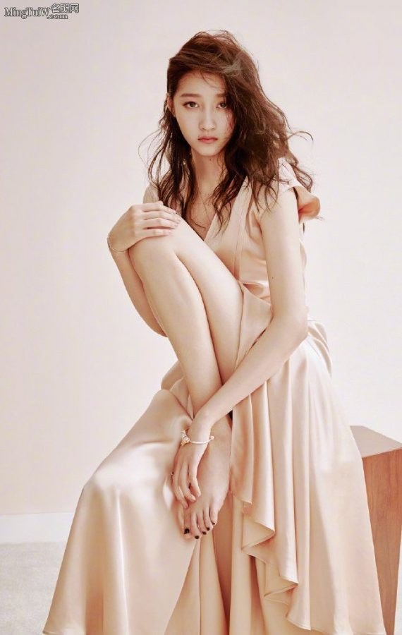 关晓彤登上时尚杂志美腿玉足高级感写真(1/3)