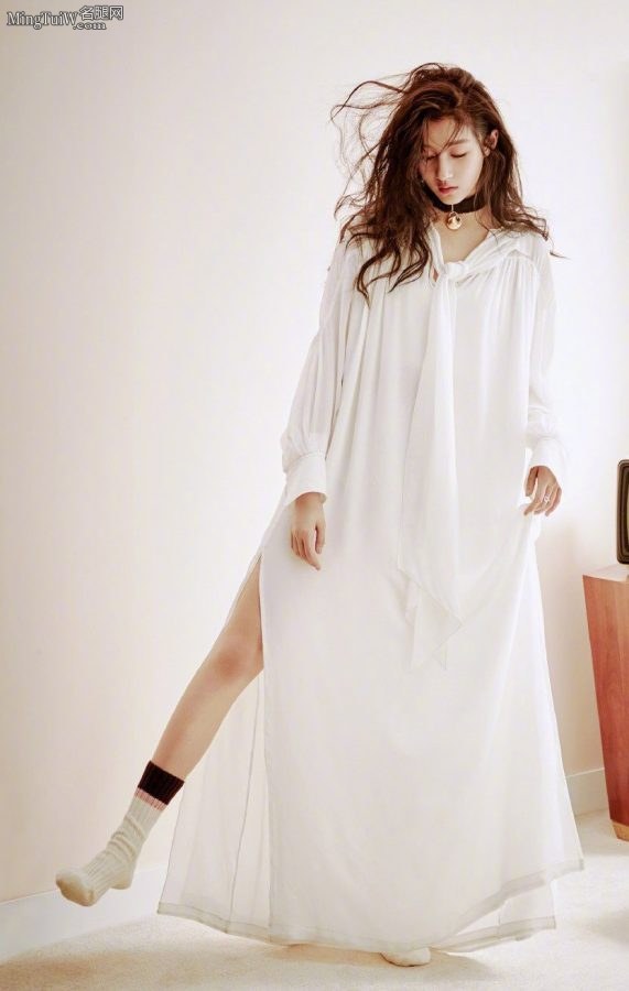 关晓彤登上时尚杂志美腿玉足高级感写真(3/3)