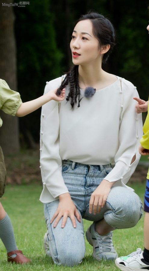 韩雪草地美照紧身牛仔裤部分(5/9)