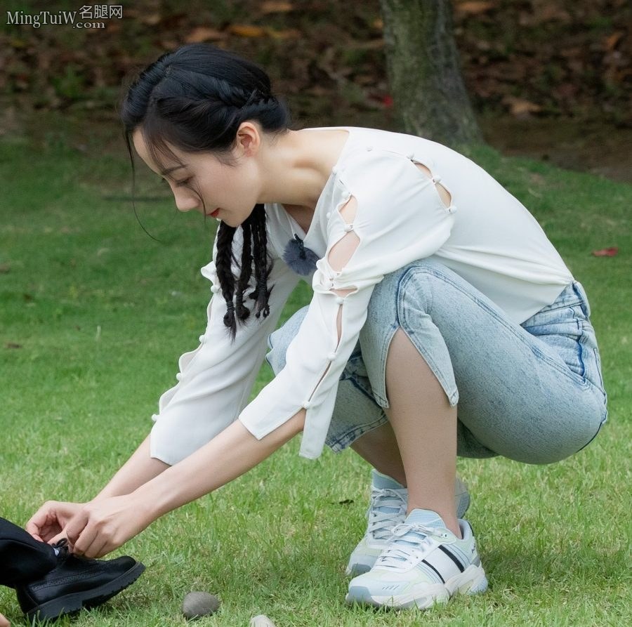 韩雪草地美照紧身牛仔裤部分(6/9)