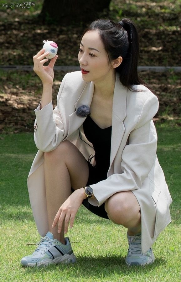 韩雪草地美照短裤白腿部分(6/15)