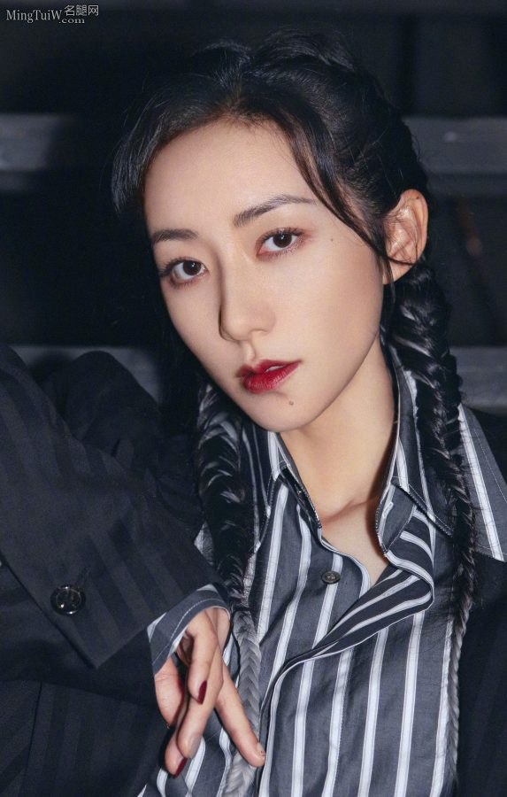 美腿女明星韩雪坐在梯子上拍写真唇红腿白(3/4)