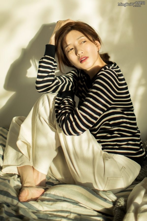 女明星江疏影光脚丫子拍写真(2/3)
