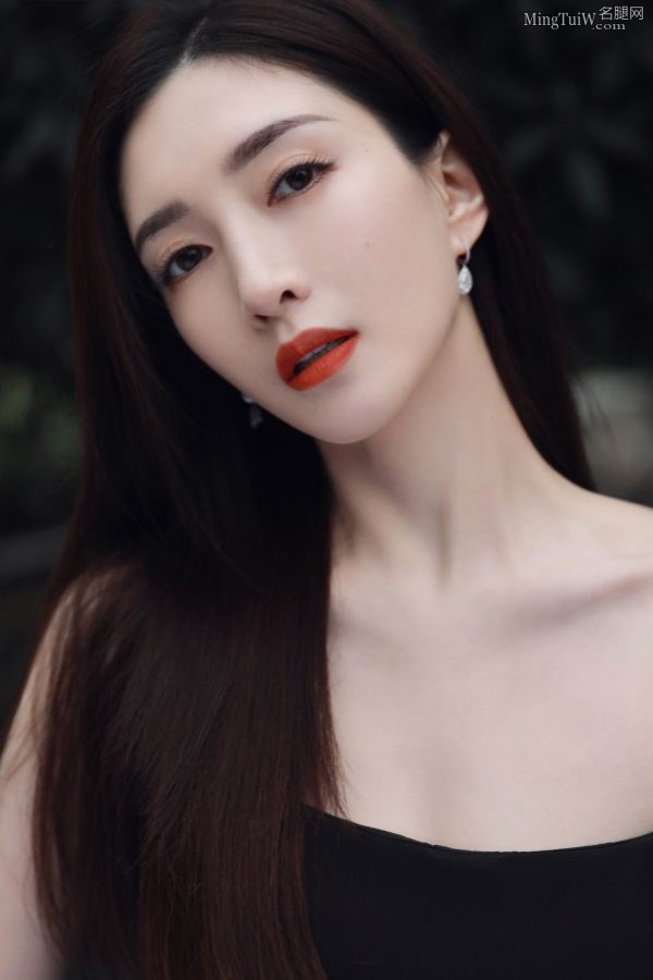 女明星江疏影穿开叉礼服玉脚穿一字带凉高跟出席颁奖礼(5/6)