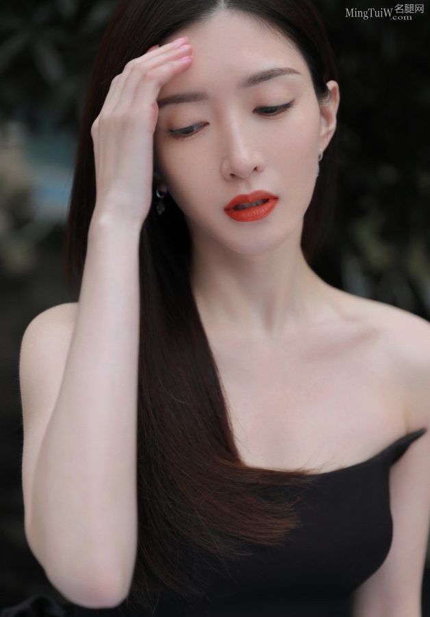 女明星江疏影穿开叉礼服玉脚穿一字带凉高跟出席颁奖礼(6/6)