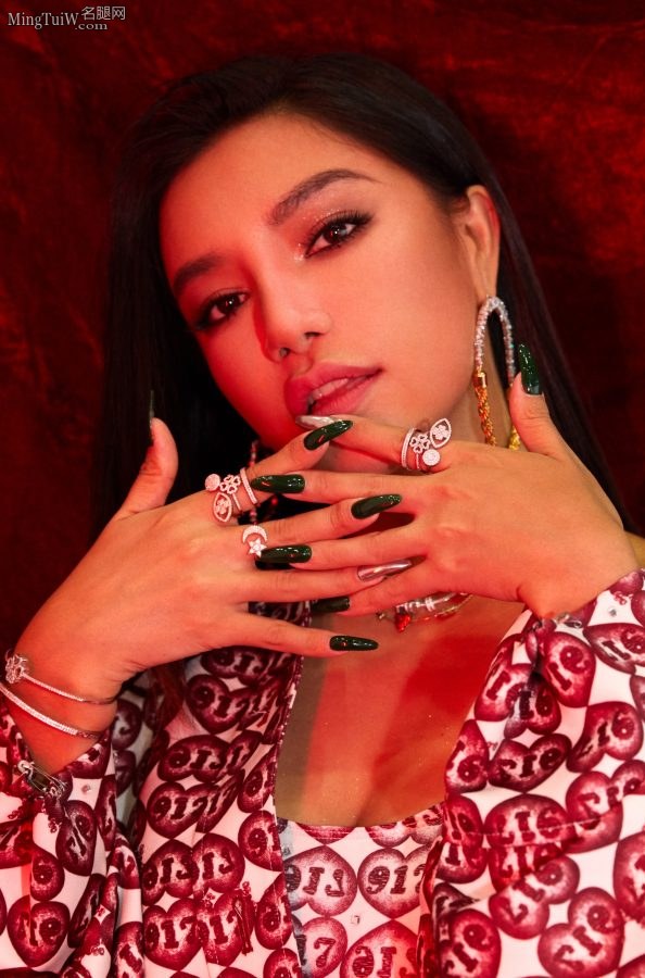 Jiang Yingrong wears avant-garde fashion and long boots on her thighs(2/7)