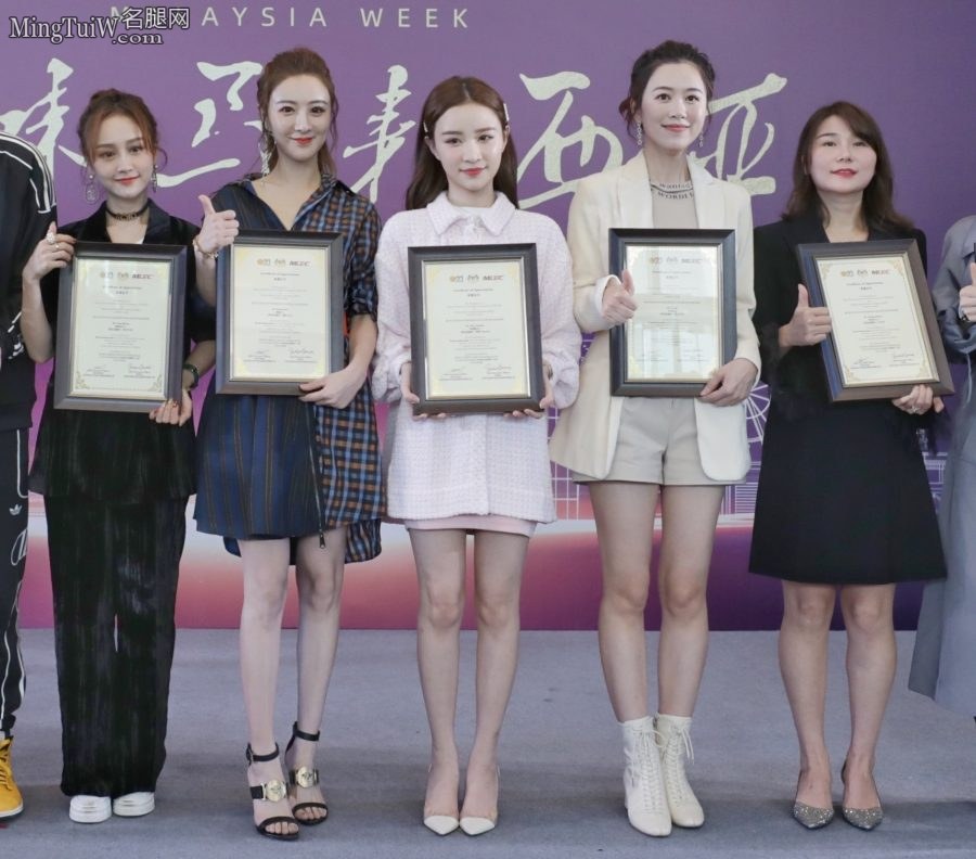 烈儿宝贝和薇娅两位女主播现场美腿照(2/2)