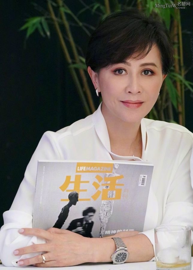 短发老女人刘嘉玲脚穿白色高跟凉拖(4/5)