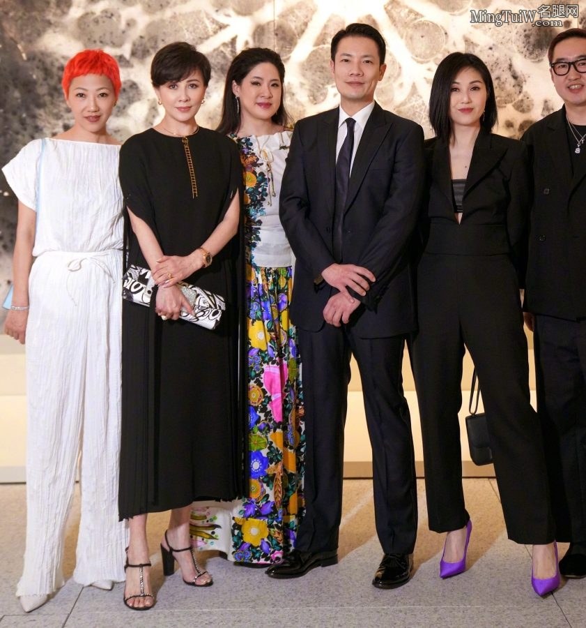 短发气质美熟刘嘉玲脚穿凉高跟优雅现身(1/3)