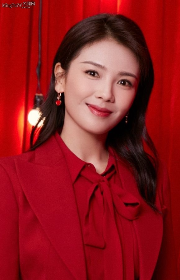 女星刘涛穿红裙脚踩经典尖头细高跟(4/6)