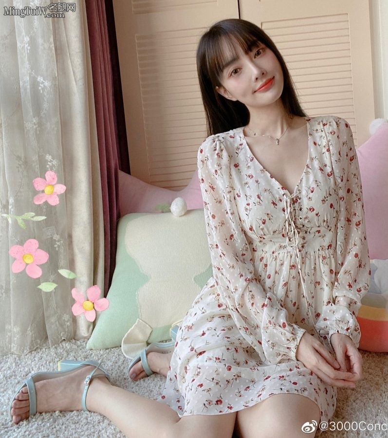 李小璐美腿玉足凉高跟居家图(4/4)