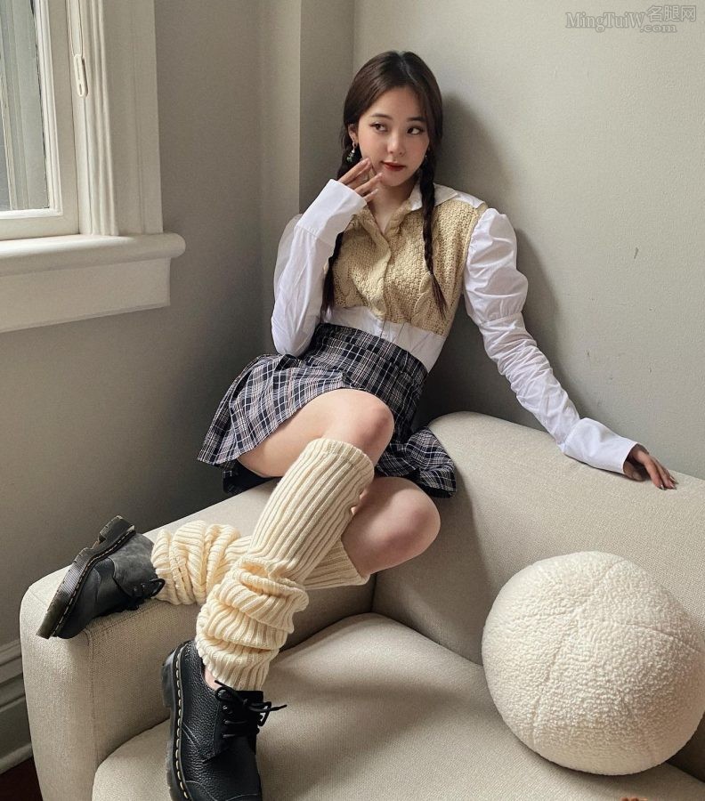 欧阳娜娜双马尾格子裙大腿肌肤光滑(4/6)