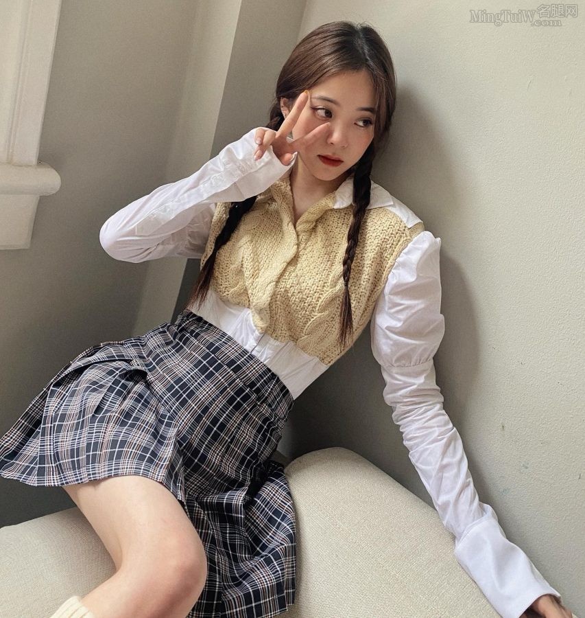 欧阳娜娜双马尾格子裙大腿肌肤光滑(6/6)