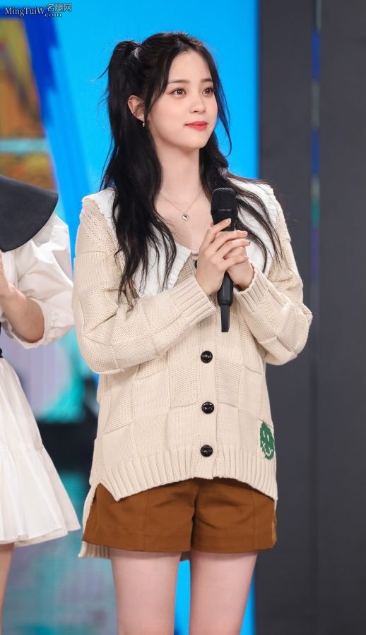 欧阳娜娜录制《快乐大本营》秀美腿棉袜脚(6/6)