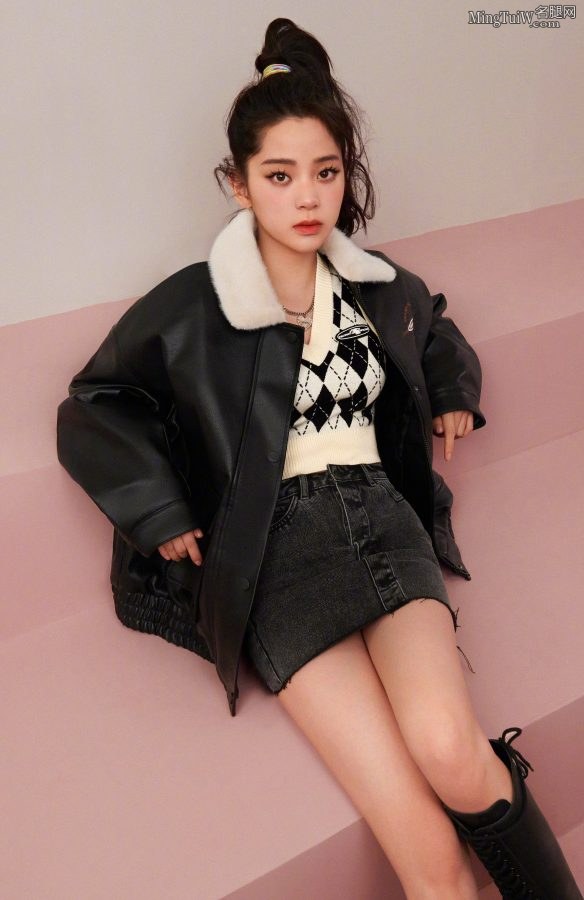 欧阳娜娜短裙配靴子展示少女大腿(3/5)