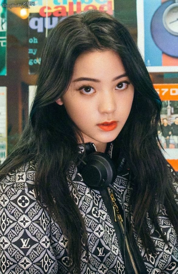 年轻妹子欧阳娜娜美腿穿运动鞋(4/4)