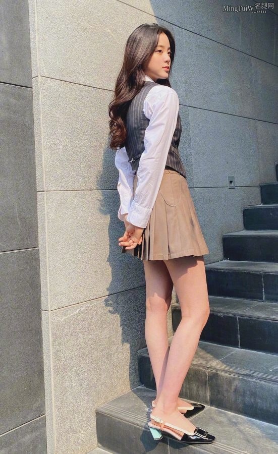 欧阳娜娜外出穿短裙给你看她顺滑的少女腿(1/3)