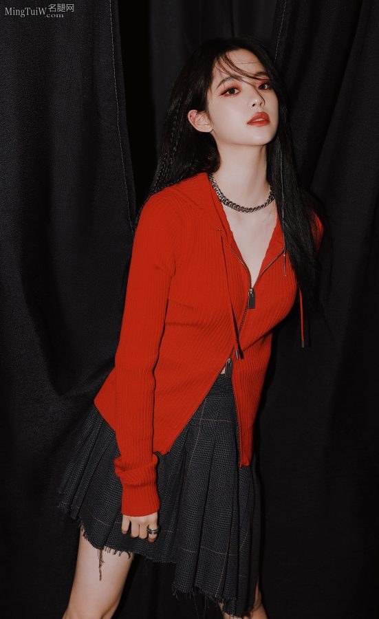 弹吉他的美少女欧阳娜娜浓妆上镜(6/10)